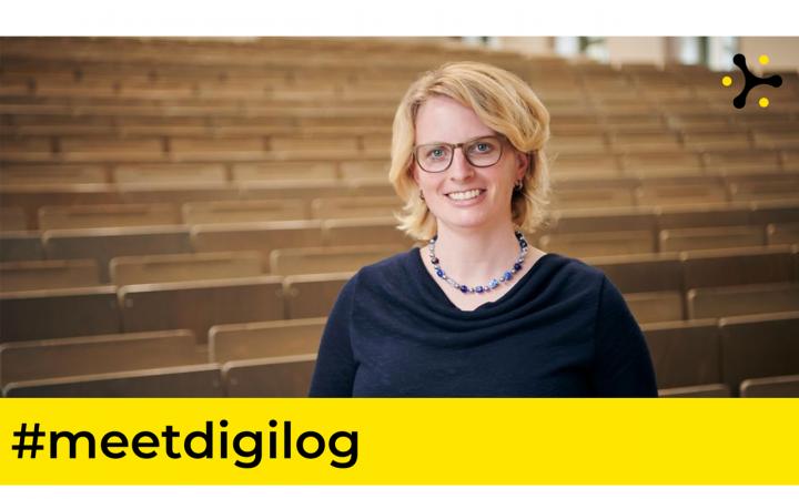 Ein Foto von Prof. Dr. Melanie Volkamer, lächelnd in einem Hörsaal, mit dem Digilog-Logo und dem Schriftzug »#meetdigilog«