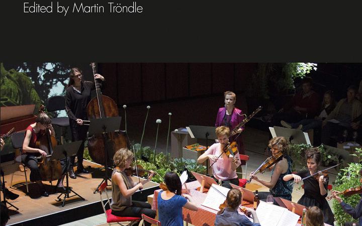 Cover der Publikation »Classical Concert Studies«, Blick in einen Konzertsaal auf Musizierende 