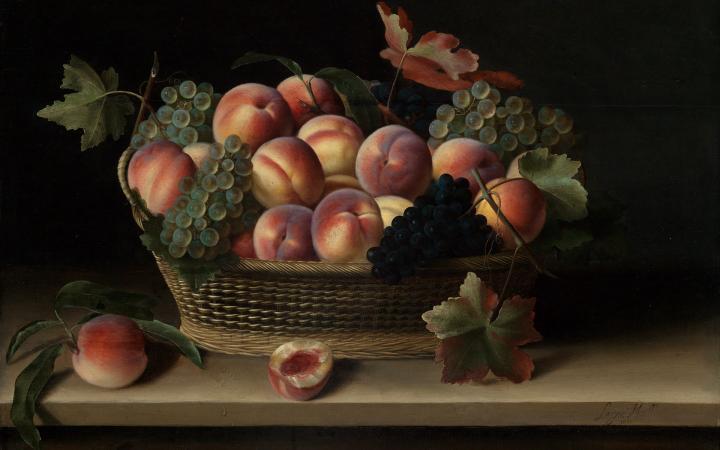 Zu sehen ist ein Obstkorb gefüllt mit Pfirsichen vor einem schwarzen Hintergrund.