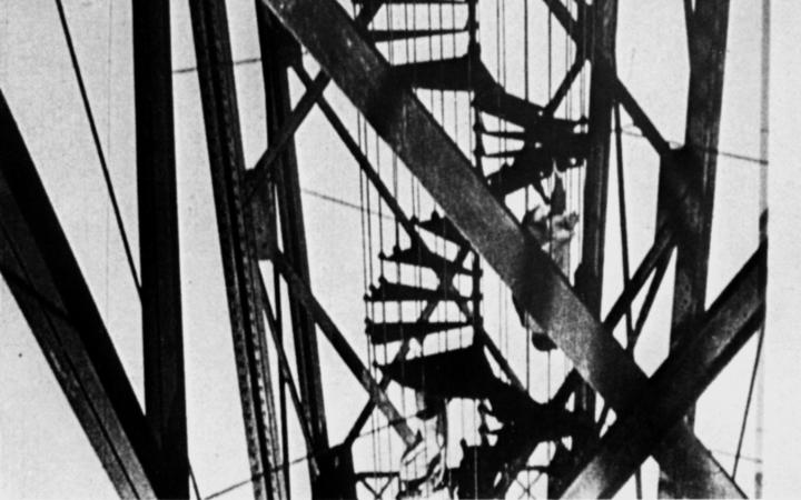 Film-Still aus dem schwarz/weiß Film »Alter Hafen in Marseille« von Moholy-Nagy aus den 1930ern.