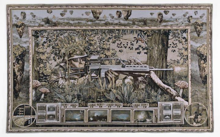 Gewebte Darstellung eines liegenden Soldaten mit Gewehr in einer Waldlandschaft
