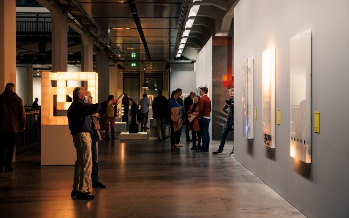 Zu sehen sind mehrere Personen in der Ausstellung Walter Giers. Electronic Art.