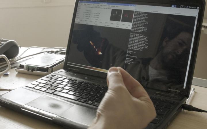 Ein Mann reflektiert sich in einem Computerbildschirm