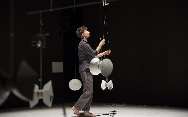 Der Künstler Julian Vogel während einer Performance mit Diabolos, Filmstill aus der Videoinstallation »CHINA SERIES #6«, 2019 / © Julian Vogel, Foto: Savino Caruso