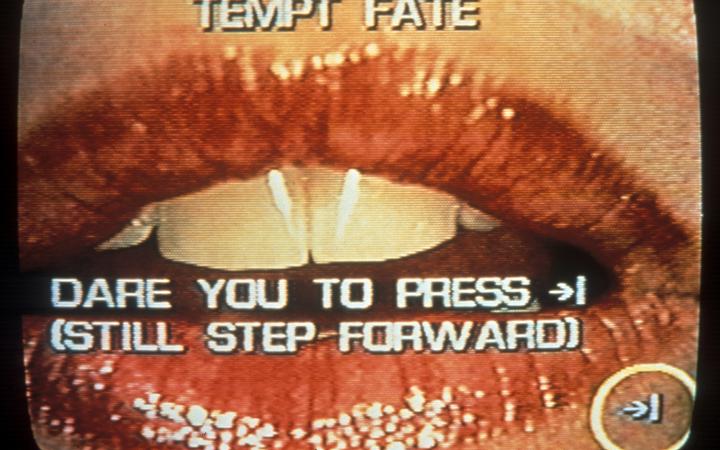 Red lips and white  text saying »Dare you to press. Still step forward«