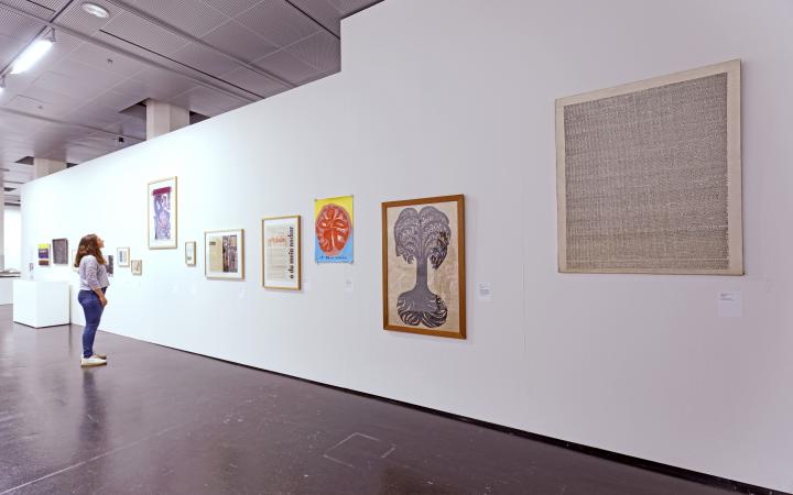 Besucher der Ausstellung »Helmut Heißenbüttel: schreiben sammeln senden«
