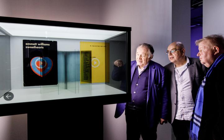 Peter Weibel in front of a showcase with virtual books at the exhibition »Writing the History of the Future«
