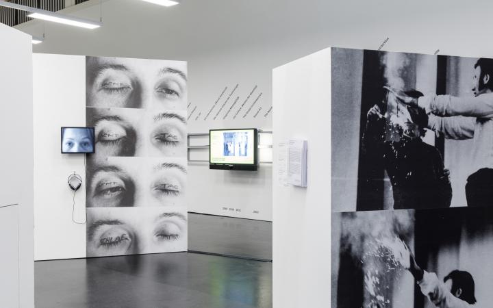 In the middle two movable walls, on the right wall a screen and text. On the movable wall, at the left, a small screen with headphones and printed large photos of eyes, on whose lids "day", "night" or "sleep" are written.