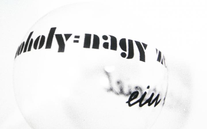 Black and white graphics with the lettering »Moholy-Nagy« on a white ball.