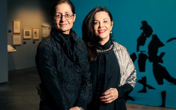 Kuratorin Claudia Giannetti und Analivia Cordeiro bei der Eröffnung »Analivia Cordeiro. From Body to Code« im ZKM | Zentrum für Kunst und Medien Karlsruhe, 2023.