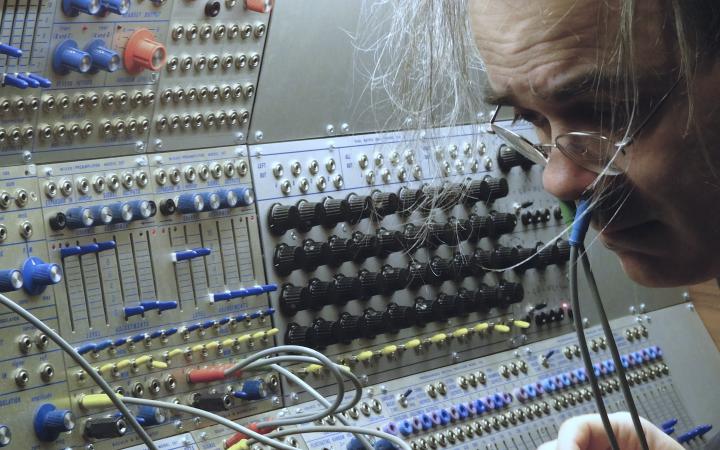 Frederic Acquaviva in front of a synthesizer.