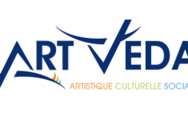 Das Logo von Art Veda, Tunis in blauer geschwungener Schrift, mit dem Untertitel Artistique, Culturelle, Sociale