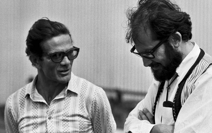 Pier Pasolini in conversation with Gideon Bachmann during the shooting of the film »Il Fiore delle mille e una notte«, 1973