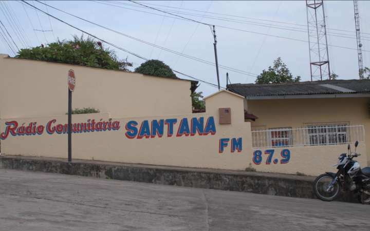 You can see a wall of a house which says "Radio Comunitaria Santana FM 87.9".