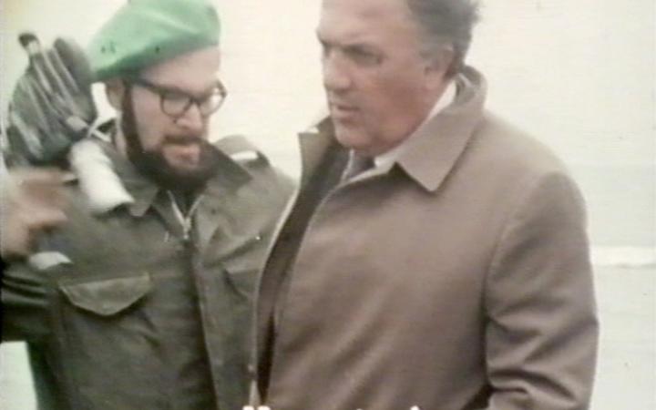 Gideon Bachmann (links) versucht Federico Fellini während Dreharbeiten aufzunehmen. 