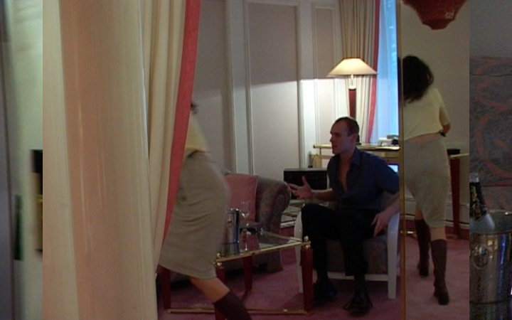 Das Bild besteht aus drei einzelnen Filmstills. Sie zeigen eine Hotelzimmertür, einen sitzenden, gestikulierenden Mann und eine Frau, die aus dem Zimmer läuft.