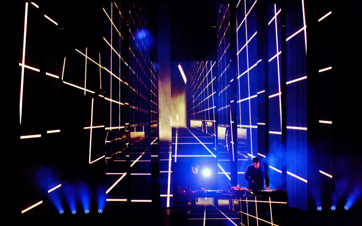 DJ-Duo auf Bühne, Lichteffekte im Hintergrund