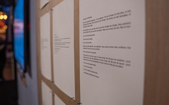 Jeroen van der Most, Peter van der Putten, »Letters from Nature«, 2020. Zu sehen ist eine Wand, auf der mehrere Papierblätter befestigt sind.