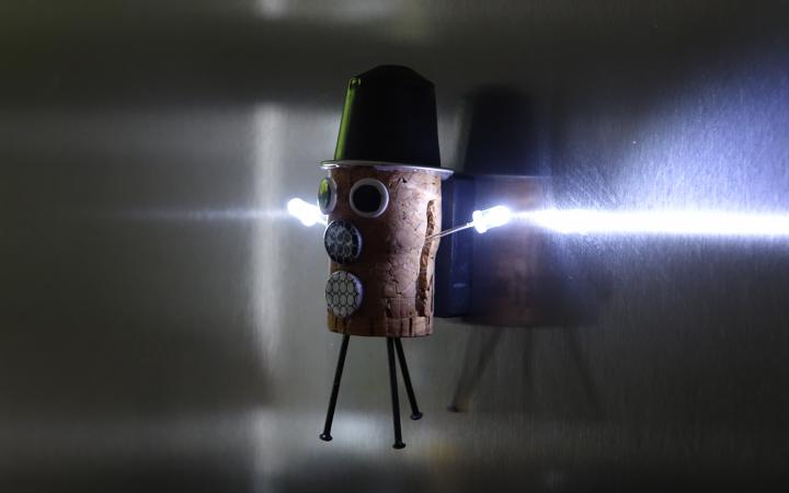 Fantasiefigur hängt mit LEDs am Kühlschrank
