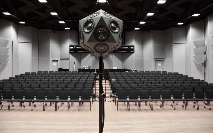 Empty lecture hall with IKOsaeder loudspeaker.