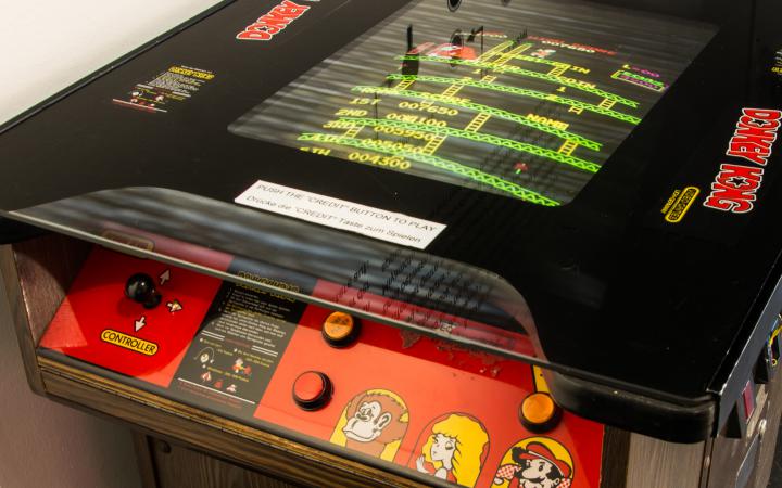 Nahaufnahme vom »Donkey Kong« Cocktail Tisch Arcade Automaten