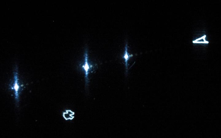 Screenshot: Ein Rumschiff schießt im Weltraum auf Asteroiden