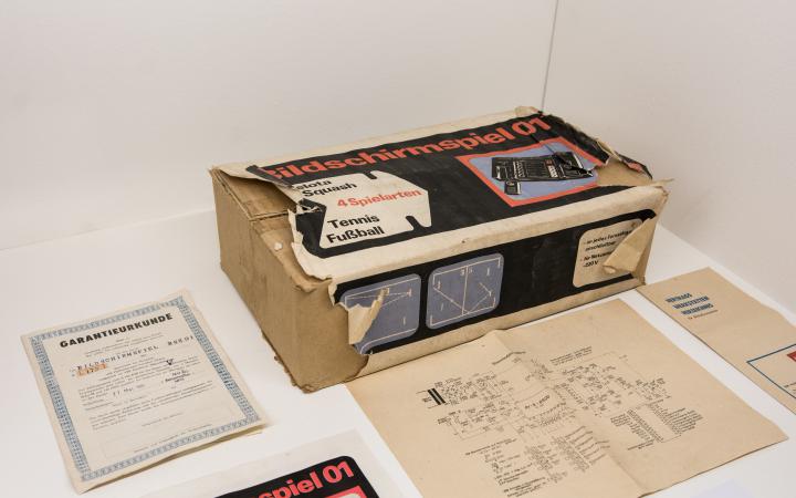 Box, manual warrantyinformations for the GDR console »Bildschirmspiel01«