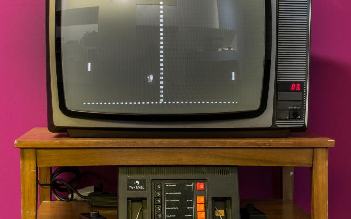 CRT TV with the game tennis and a connected Bildschirmspiel01 console