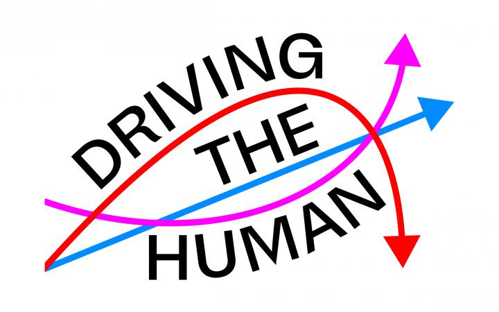 Es steht geschrieben "Driving the Human". Unter dem "The" ist ein gerader Pfeil von links nach rechts. Unter "Driving" biegt sich ein Pfeil nach unten, und unter "Human" biegt sich ein Pfeil nach oben.