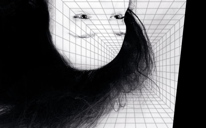 Der Kopf und die Halspartie einer Frau sind kopfüber zu sehen, sie hat lange Haare und eine ausdruckslose Mine. Der Hintergrund ähnelt computergenerierten Kacheln, die sich auch über ihr Gesicht ziehen.