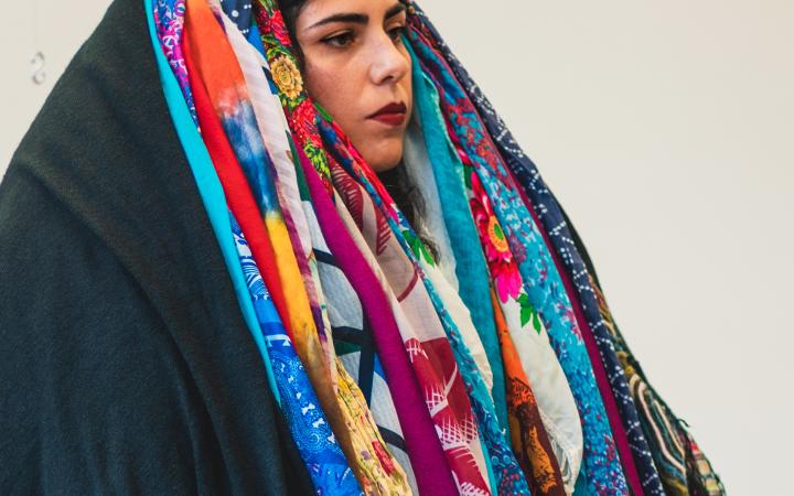 Auf dem Bild ist Farzane Vaziritabar mit sehr vielen Kopftüchern zu sehen.