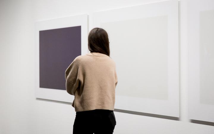 Eine Frau steht vor einem Kunstwerk