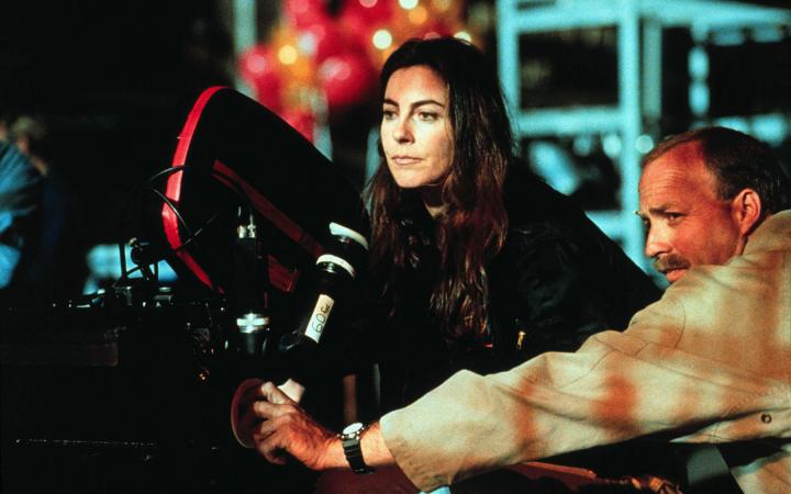Kathryn Bigelow behind the camera on the set of »Strange Days« (1995).