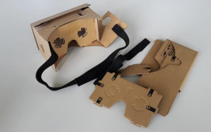 Das Foto zeigt eine Google-Cardboard-Brille