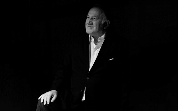 Das Bild zeigt Peter Weibel in Schwarz-Weiß in der Halbnahen.