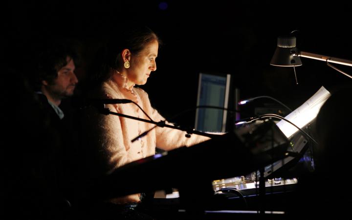 Fotografie zeigt Kathinka Pasveer bei der Uraufführung von STRAHLEN.