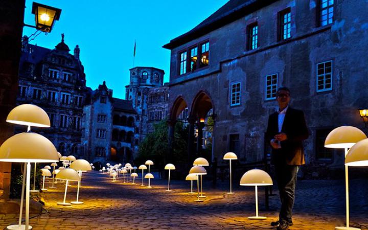 Heidelberger Schloss beleuchtet von Stehlampen