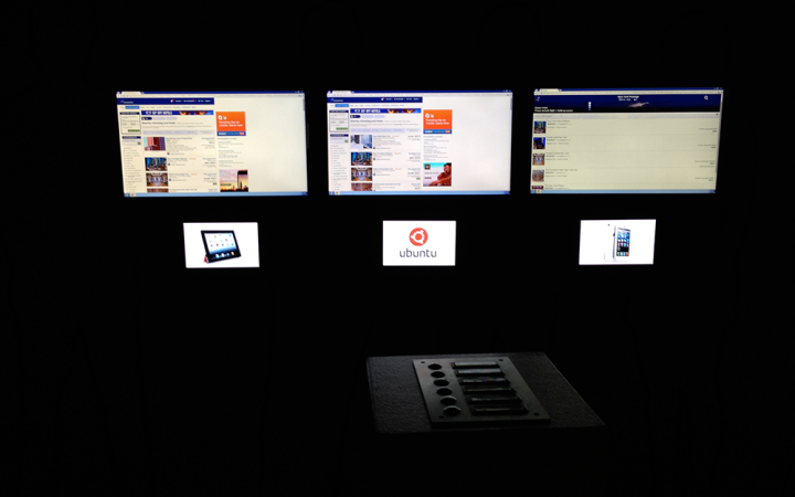 Drei Bildschirme zeigen unterschiedliche Betriebssysteme