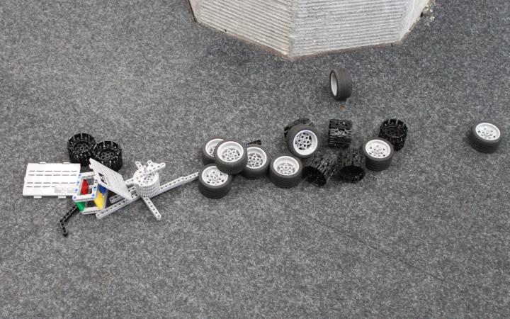 Lego-Robotereinzelteile auf dem Boden verteilt
