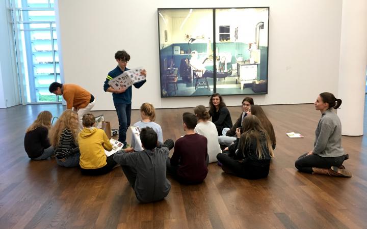 A group of pupils sit in a circle in the context of the event »Art im Puls«.