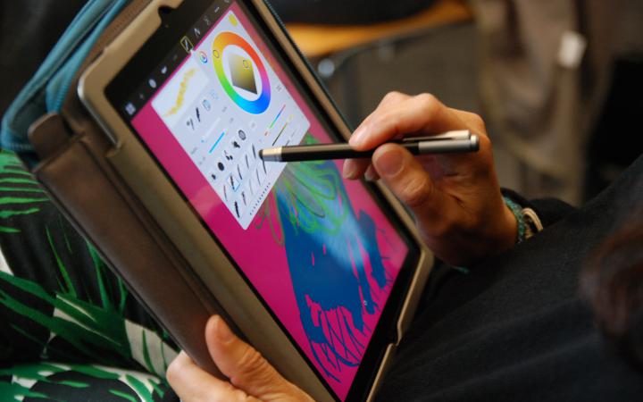 Jemand zeichnet mit einem Stylus, einem speziellen Stift für Displays, auf einem iPad.