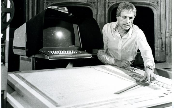 Ein Mann arbeitet an einem Computerprogramm, das die grafische Notation digital in Klang übersetzt