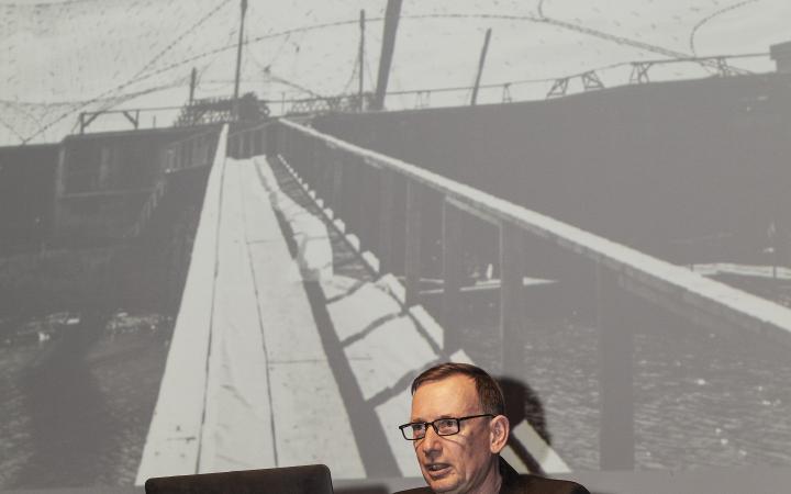 Joachim Kleinmanns during his lecture at the Frei Otto Symposium »Architecture as a Suspected Future«