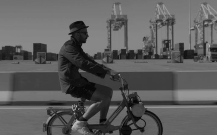 Mann auf einem Fahrrad 