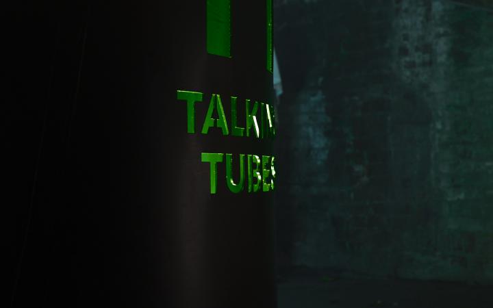 Seitenansicht des Steuerungspults der Installation mit der Aufschrift »Talking Tubes«