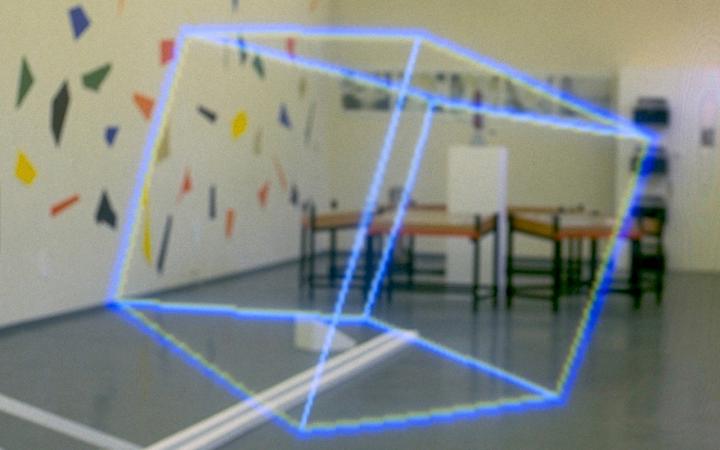 Jeffrey Shaws "Virtual Sculpture" von 1981 schwebt als Würfel aus blauen Linien im Ausstellungsraum.