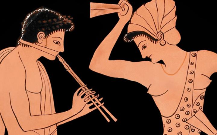 Zwei antike Figuren stehen sich gegenüber und musizieren