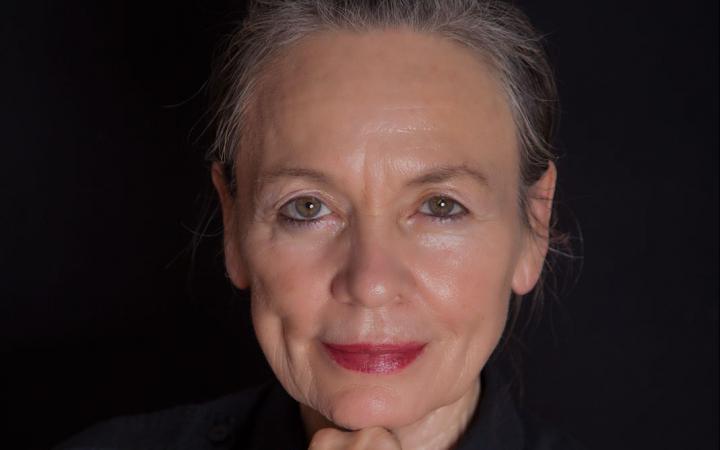 The picture shows a portrait of Giga Hertz Award Winner Laurie Anderson
