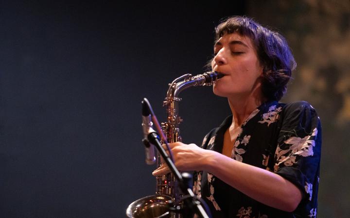 A photo of the musician Lea Bertucci playing the saxophone.