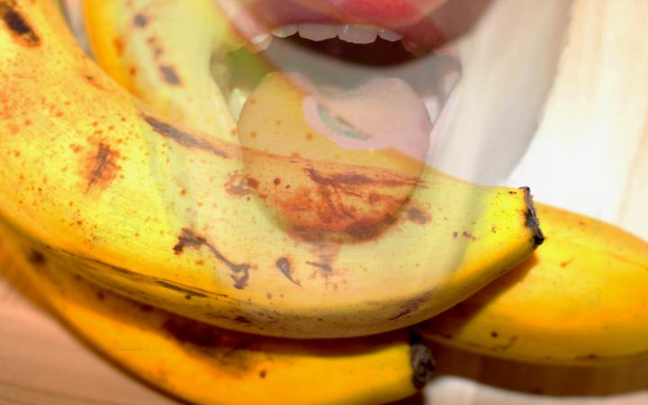 Zu sehen ist eine Fotomontage mit einer Zunge und einer Banane im Rahmen der Veranstaltung »Art im Puls«.